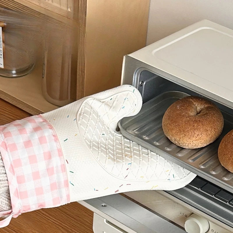 Silicone Heat-Resistant Gloves, Two-Finger Design with Non-Slip Grip, Cotton-Lined & Extra Thick for Kitchen Use